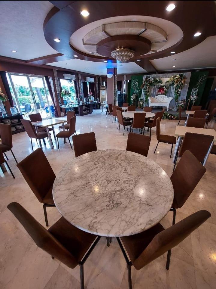Country Heritage Hotel Сурабая Екстериор снимка